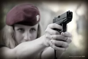 Když žena fotí zbraně